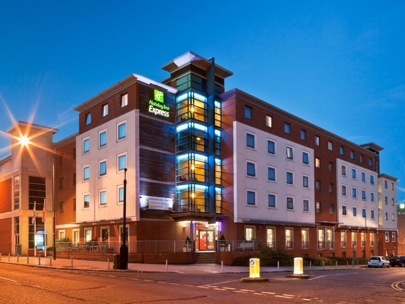 Holiday Inn Express Stevenage By Ihg Exterior photo