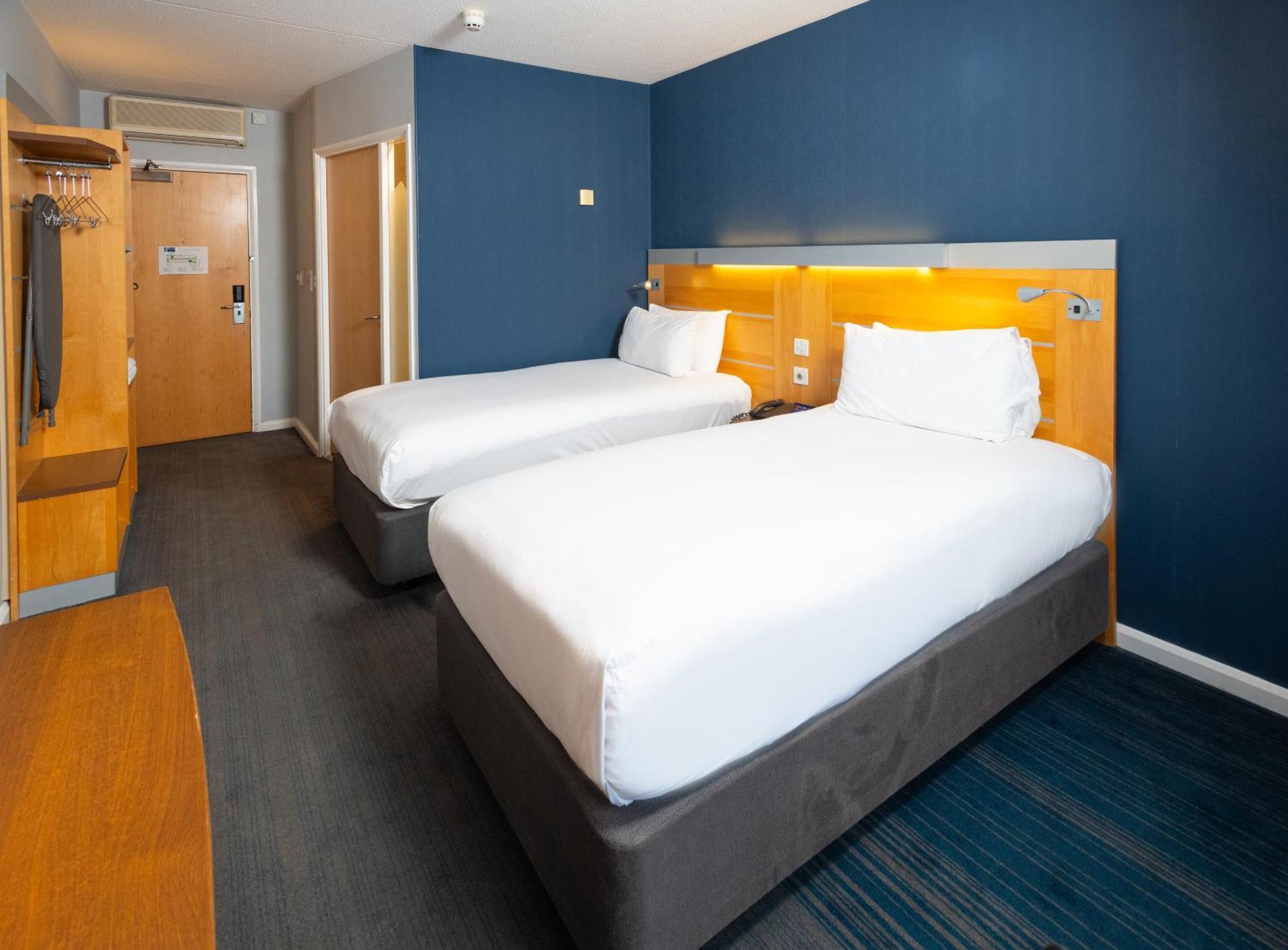 Holiday Inn Express Stevenage By Ihg Exterior photo