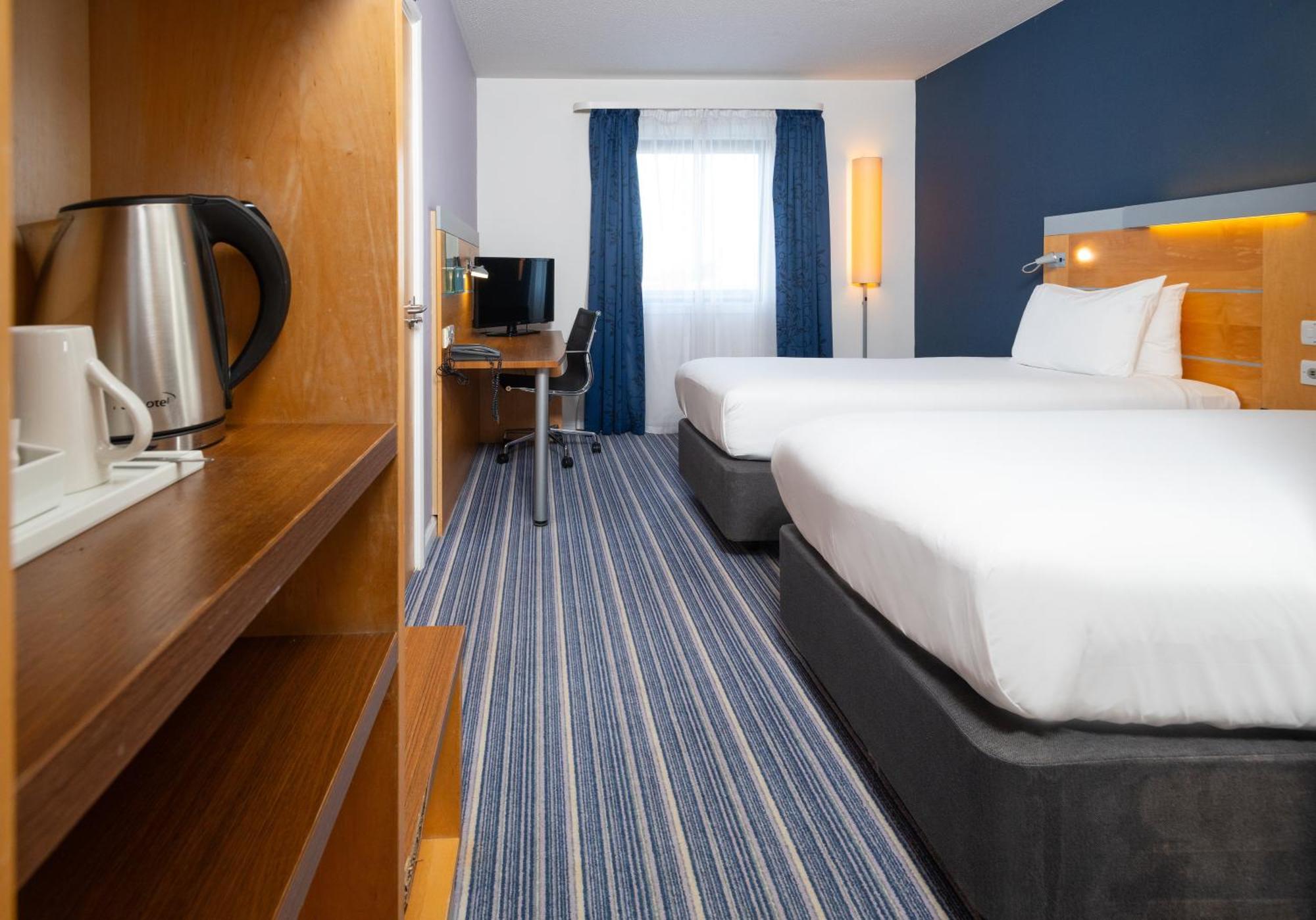 Holiday Inn Express Stevenage By Ihg Exterior photo