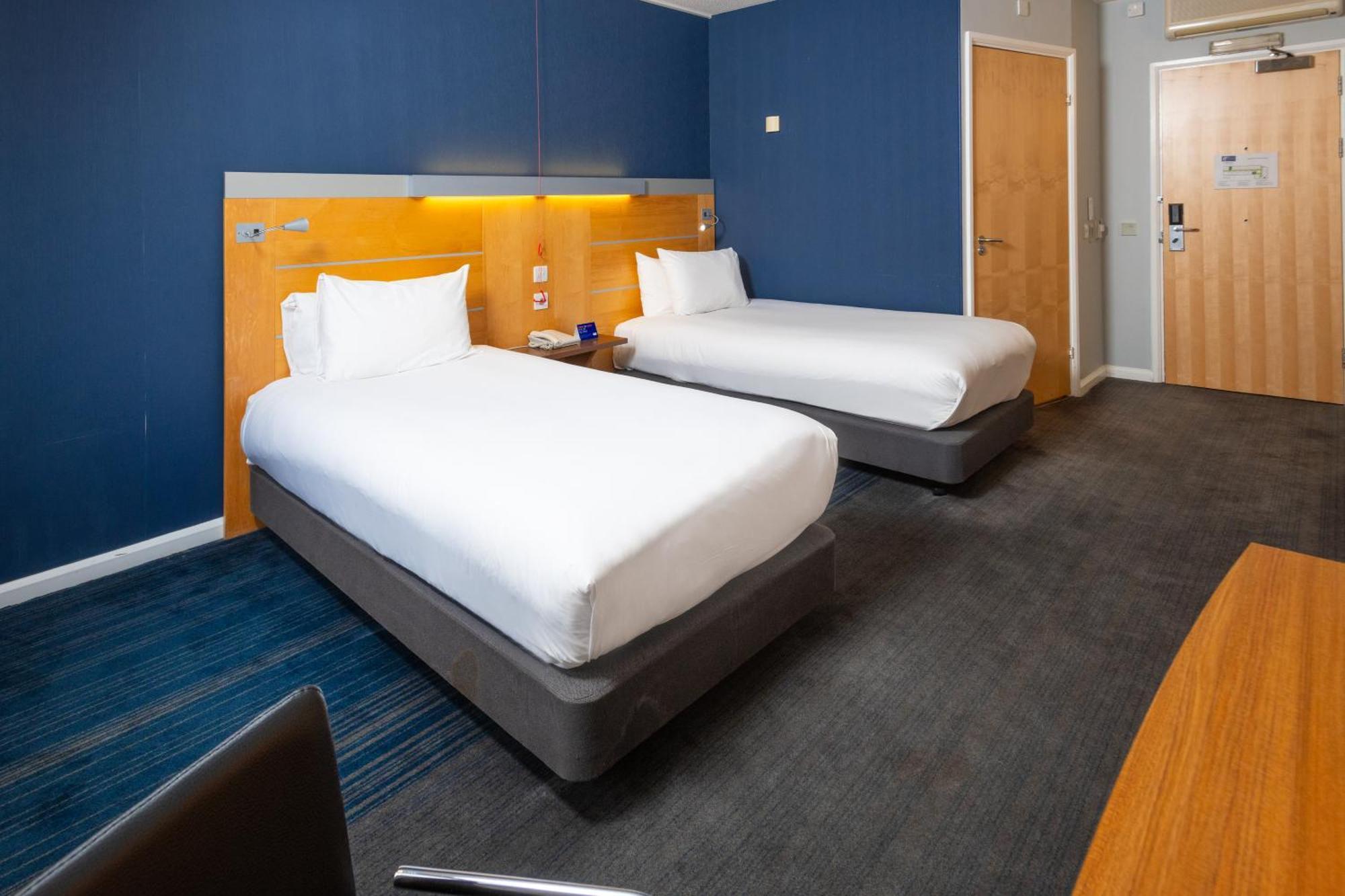 Holiday Inn Express Stevenage By Ihg Exterior photo