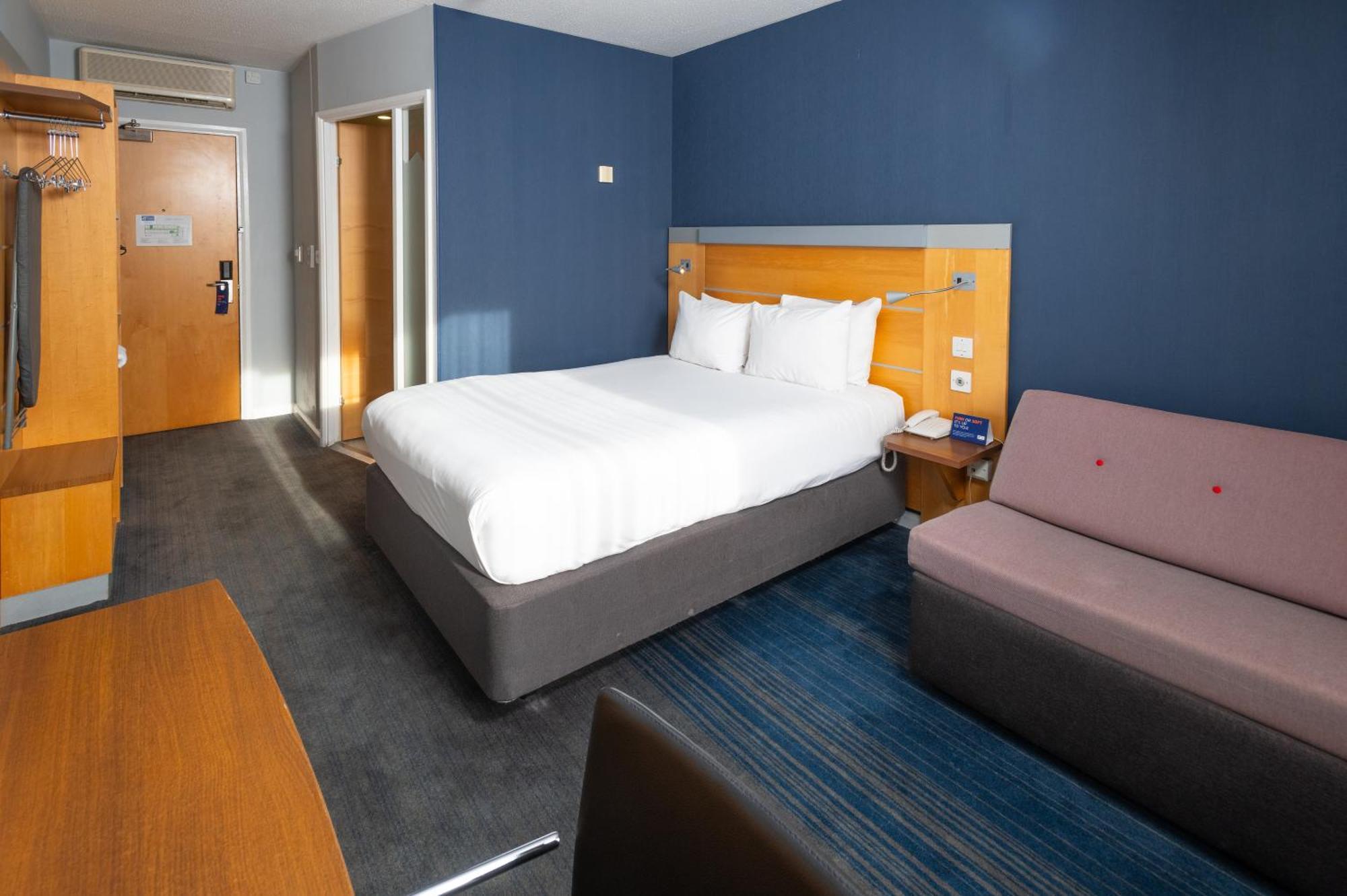 Holiday Inn Express Stevenage By Ihg Exterior photo