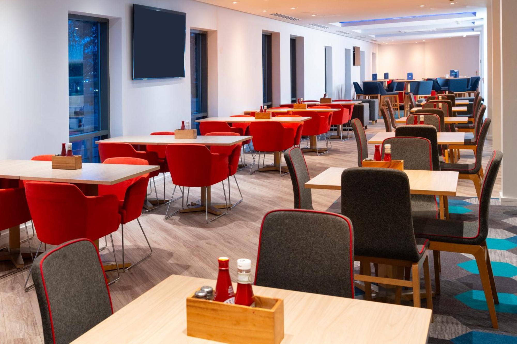 Holiday Inn Express Stevenage By Ihg Exterior photo