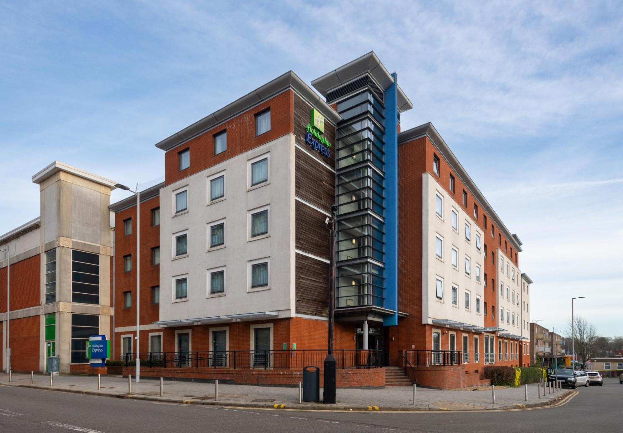 Holiday Inn Express Stevenage By Ihg Exterior photo