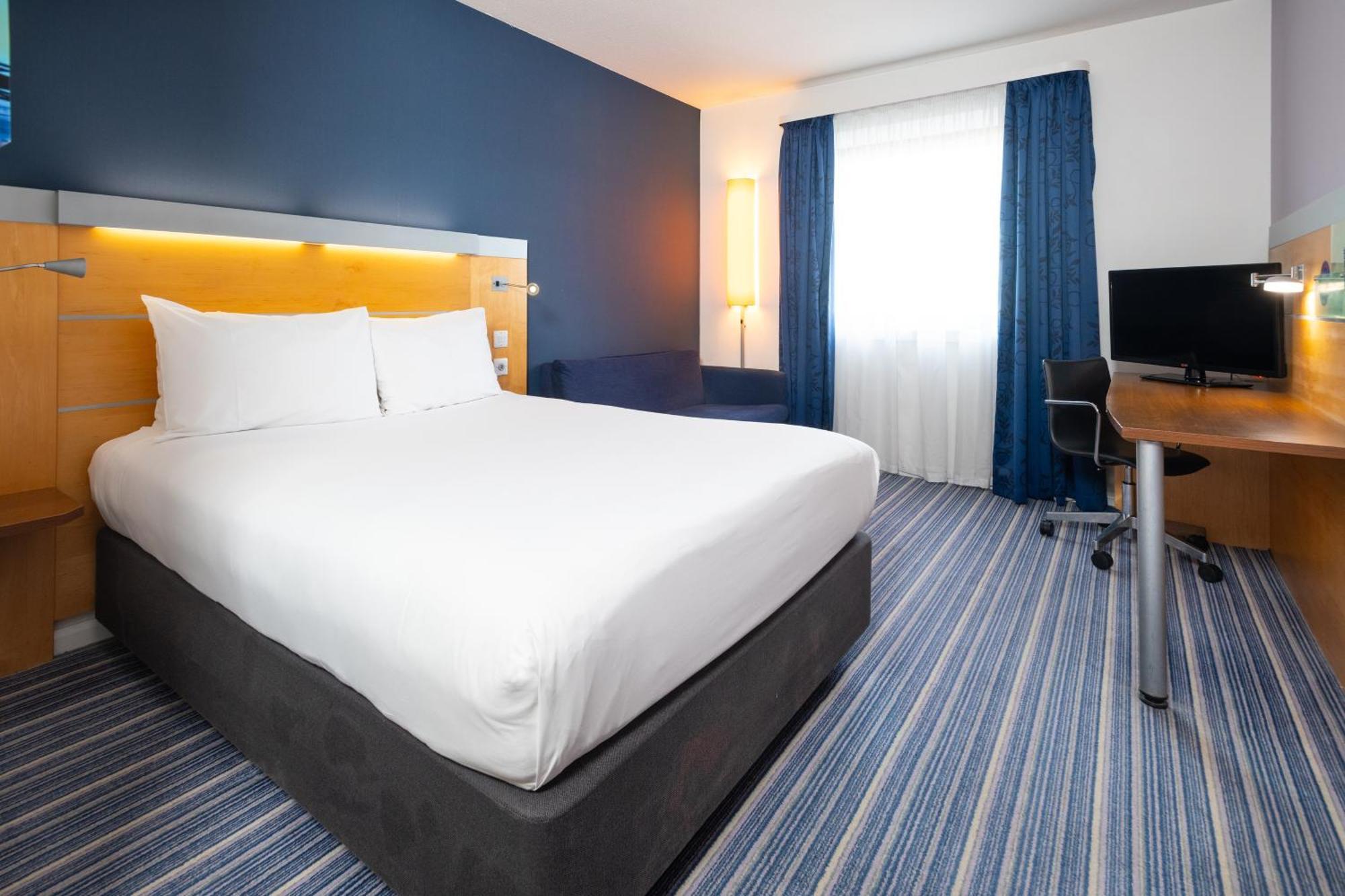 Holiday Inn Express Stevenage By Ihg Exterior photo