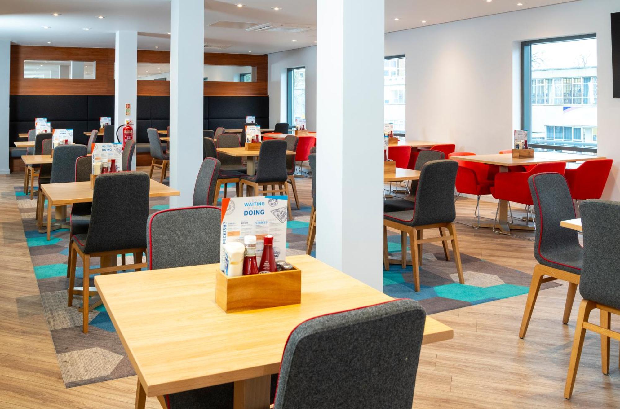 Holiday Inn Express Stevenage By Ihg Exterior photo