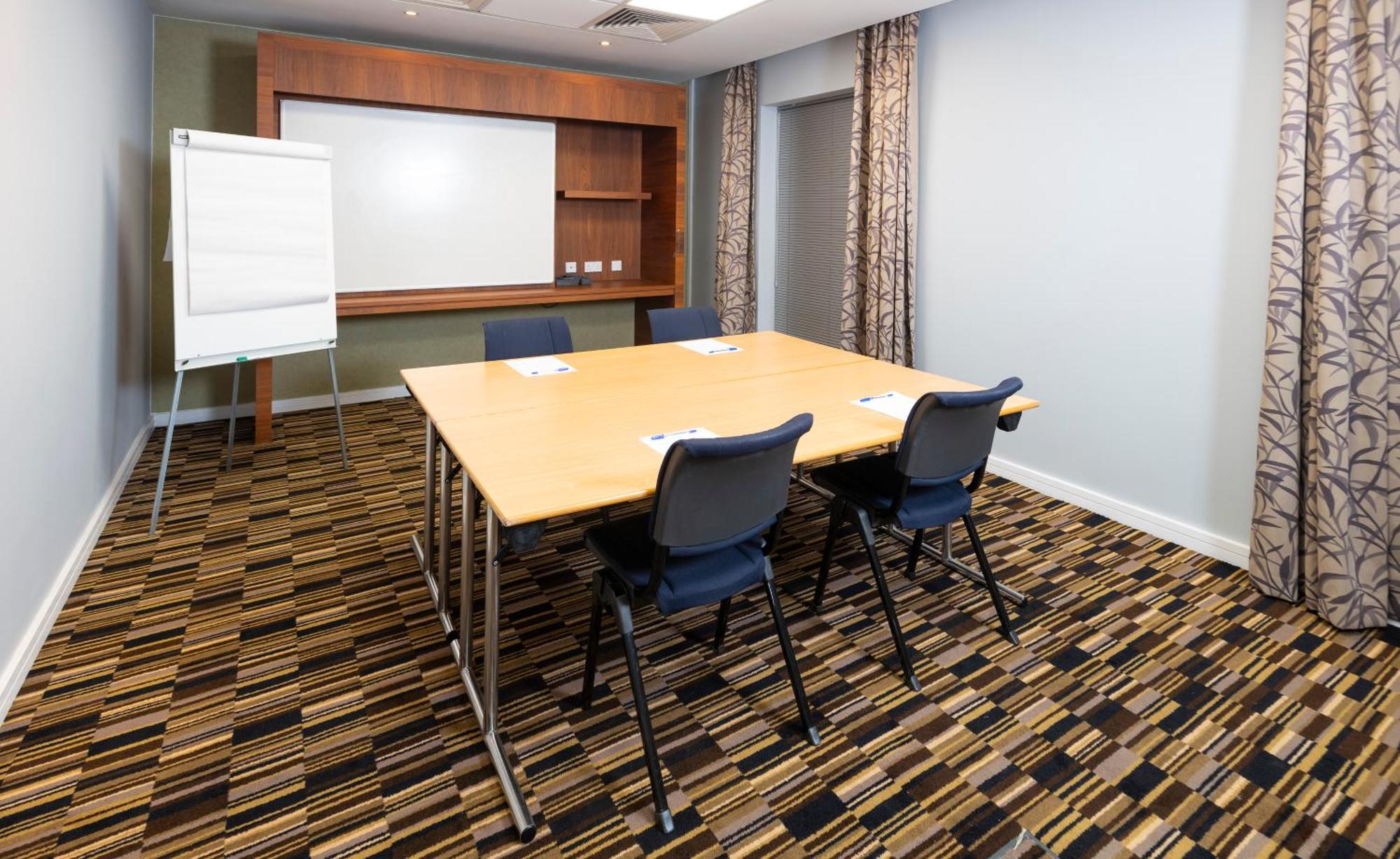 Holiday Inn Express Stevenage By Ihg Exterior photo