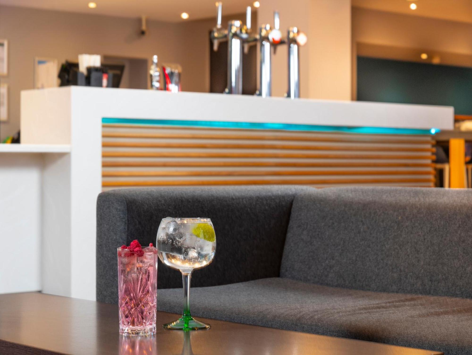 Holiday Inn Express Stevenage By Ihg Exterior photo