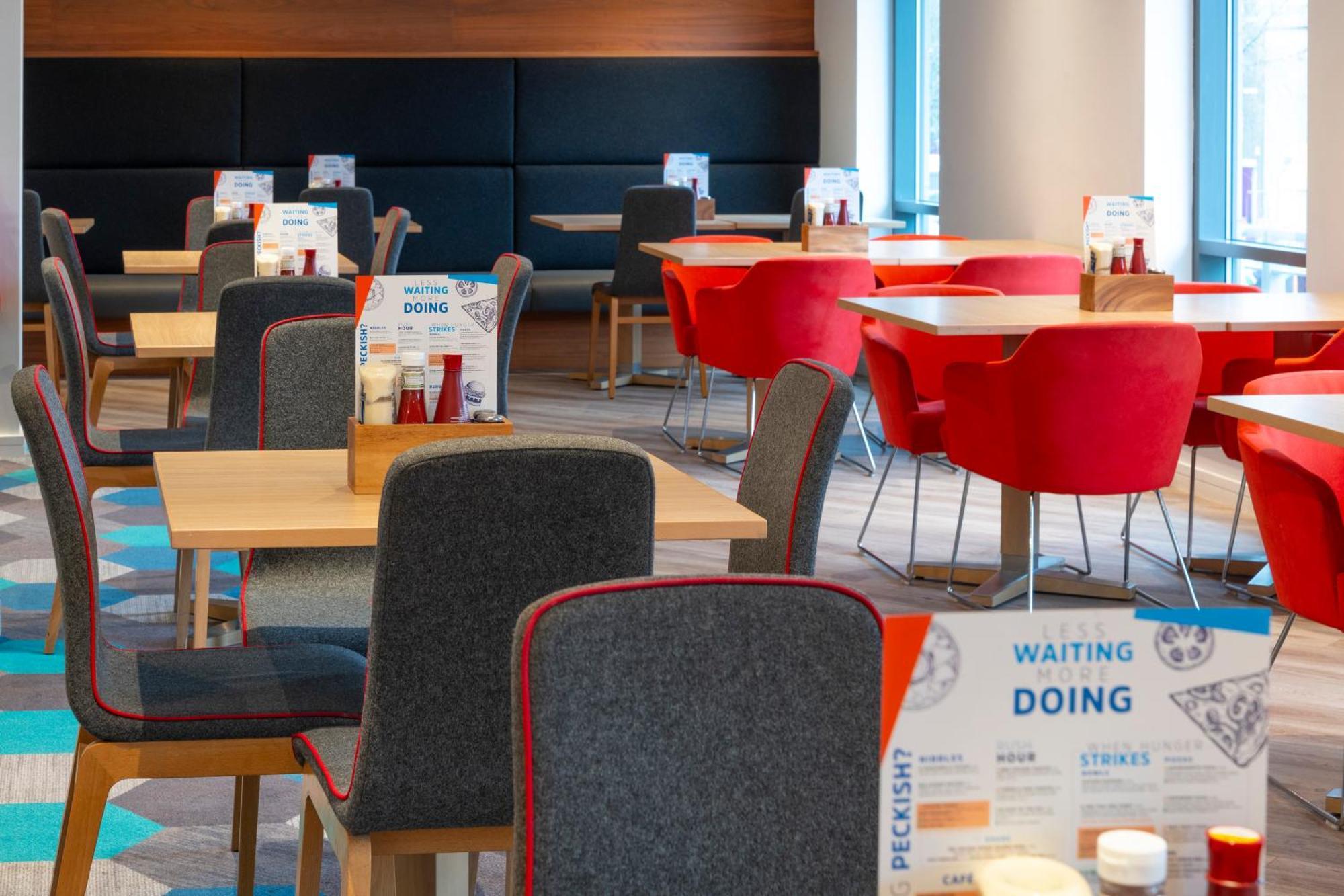 Holiday Inn Express Stevenage By Ihg Exterior photo
