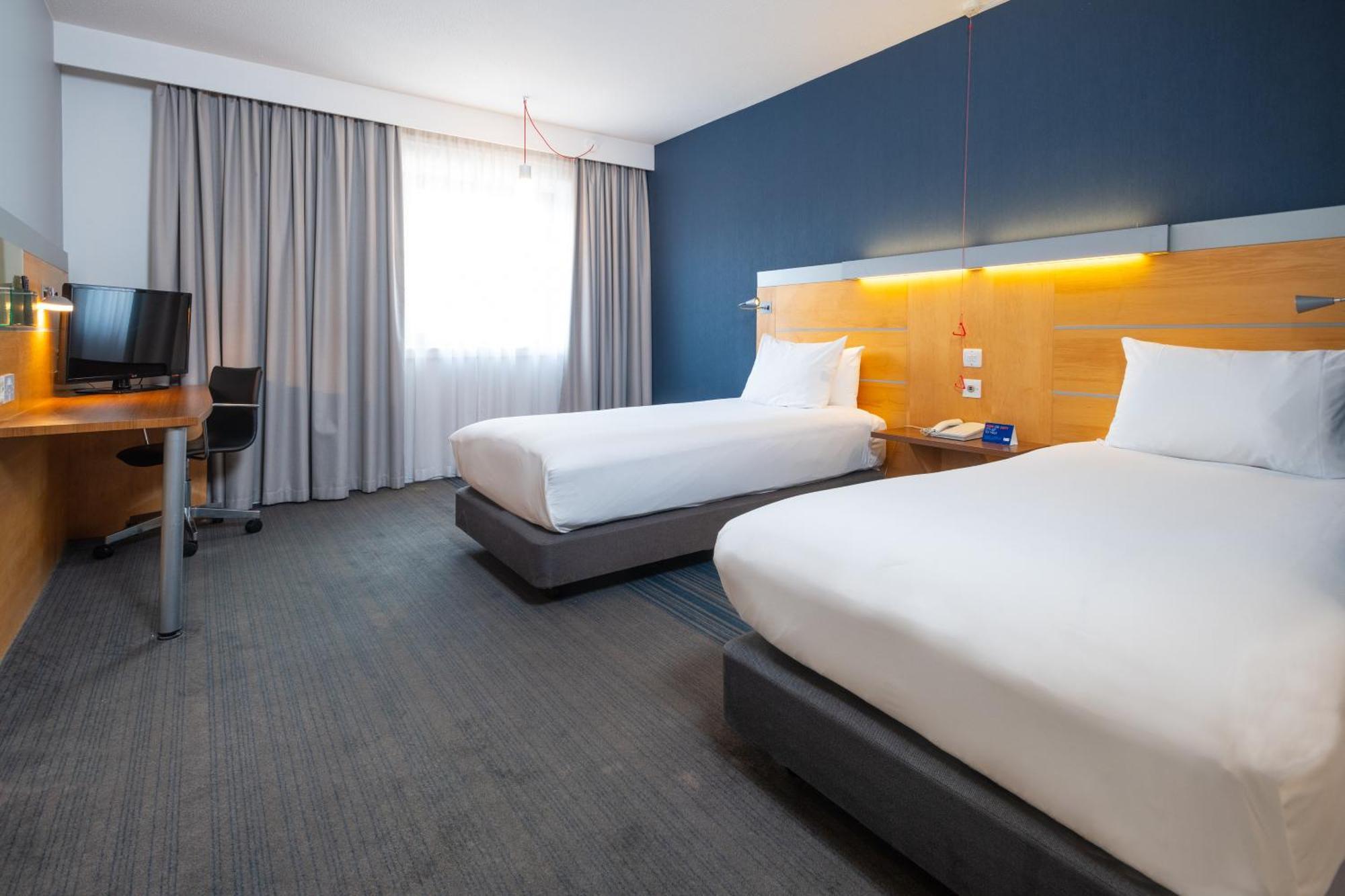 Holiday Inn Express Stevenage By Ihg Exterior photo