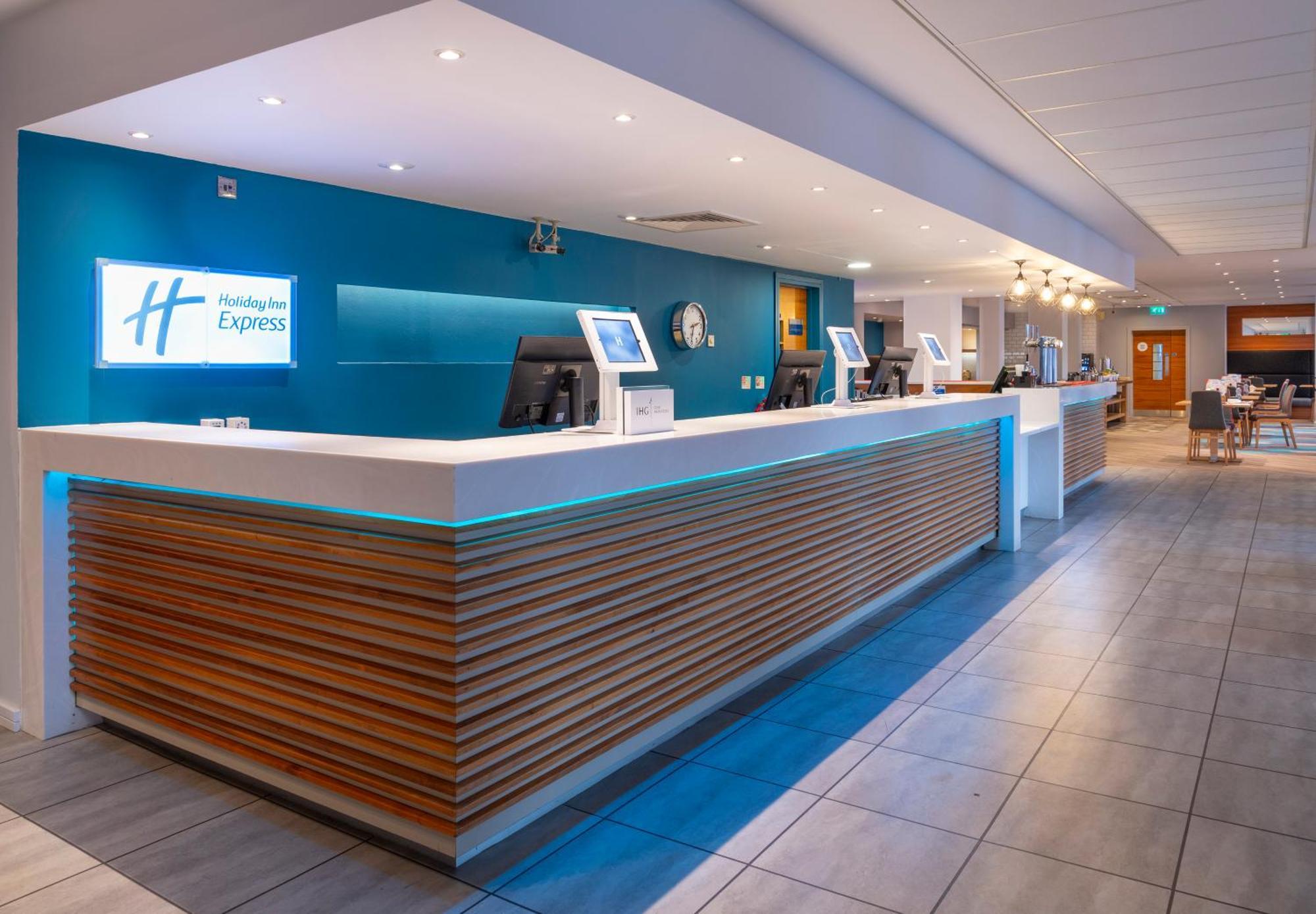 Holiday Inn Express Stevenage By Ihg Exterior photo