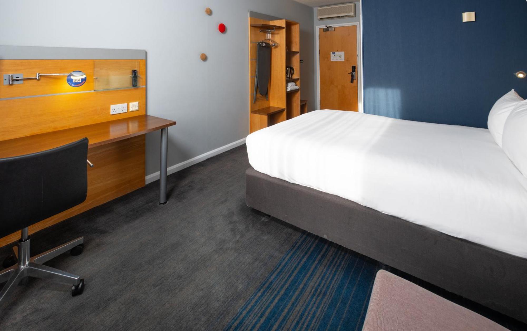 Holiday Inn Express Stevenage By Ihg Exterior photo
