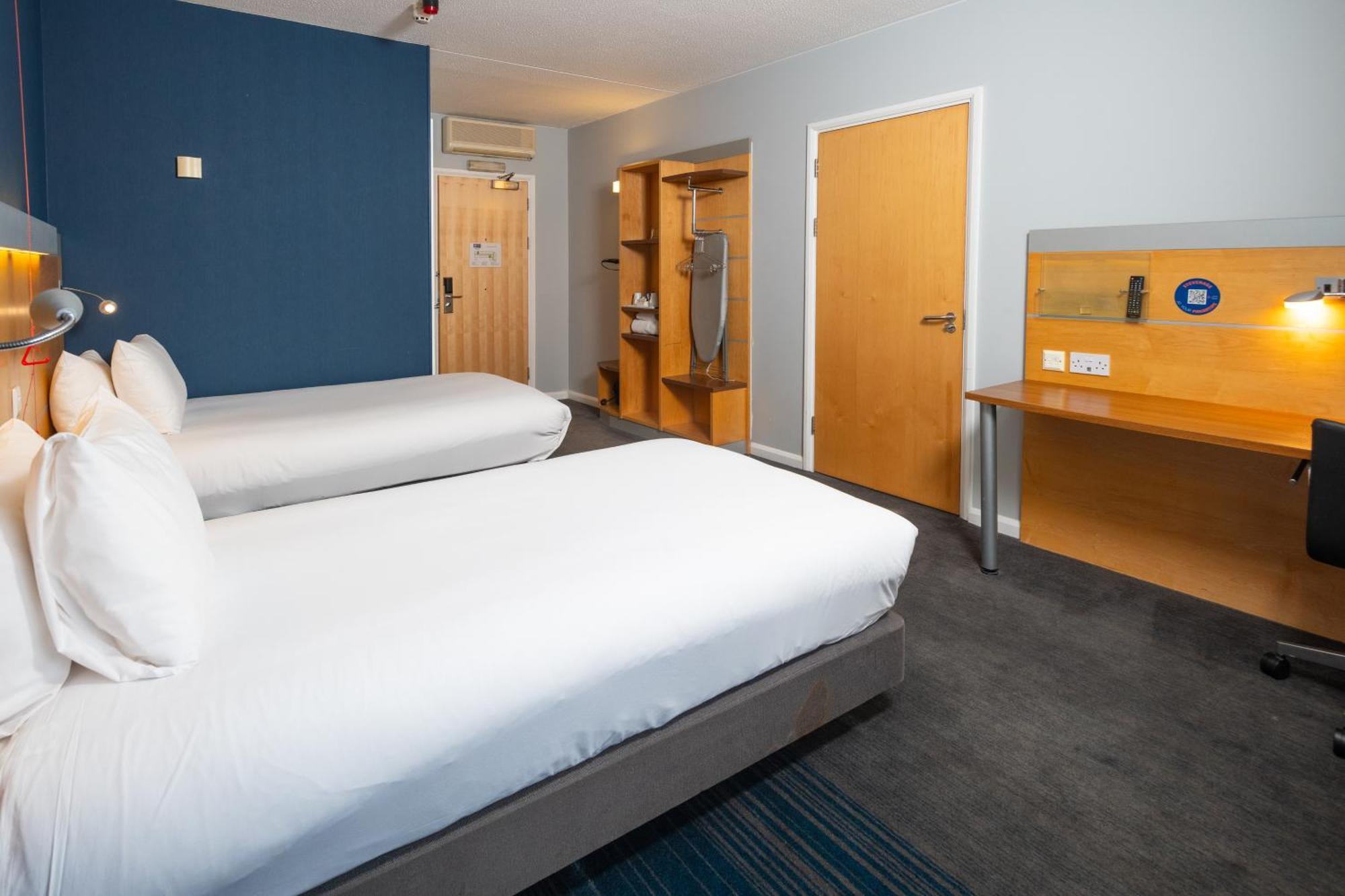 Holiday Inn Express Stevenage By Ihg Exterior photo