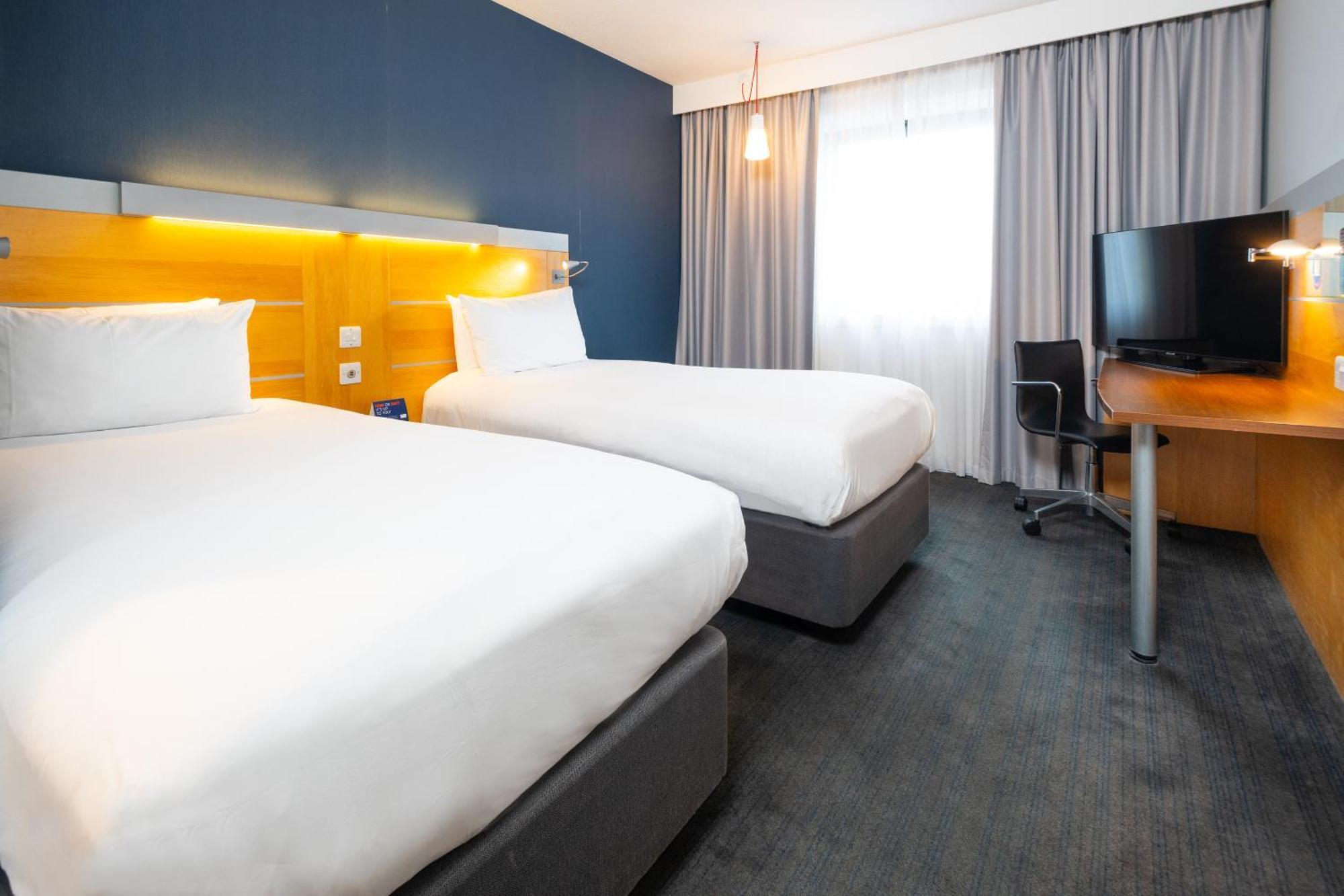 Holiday Inn Express Stevenage By Ihg Exterior photo