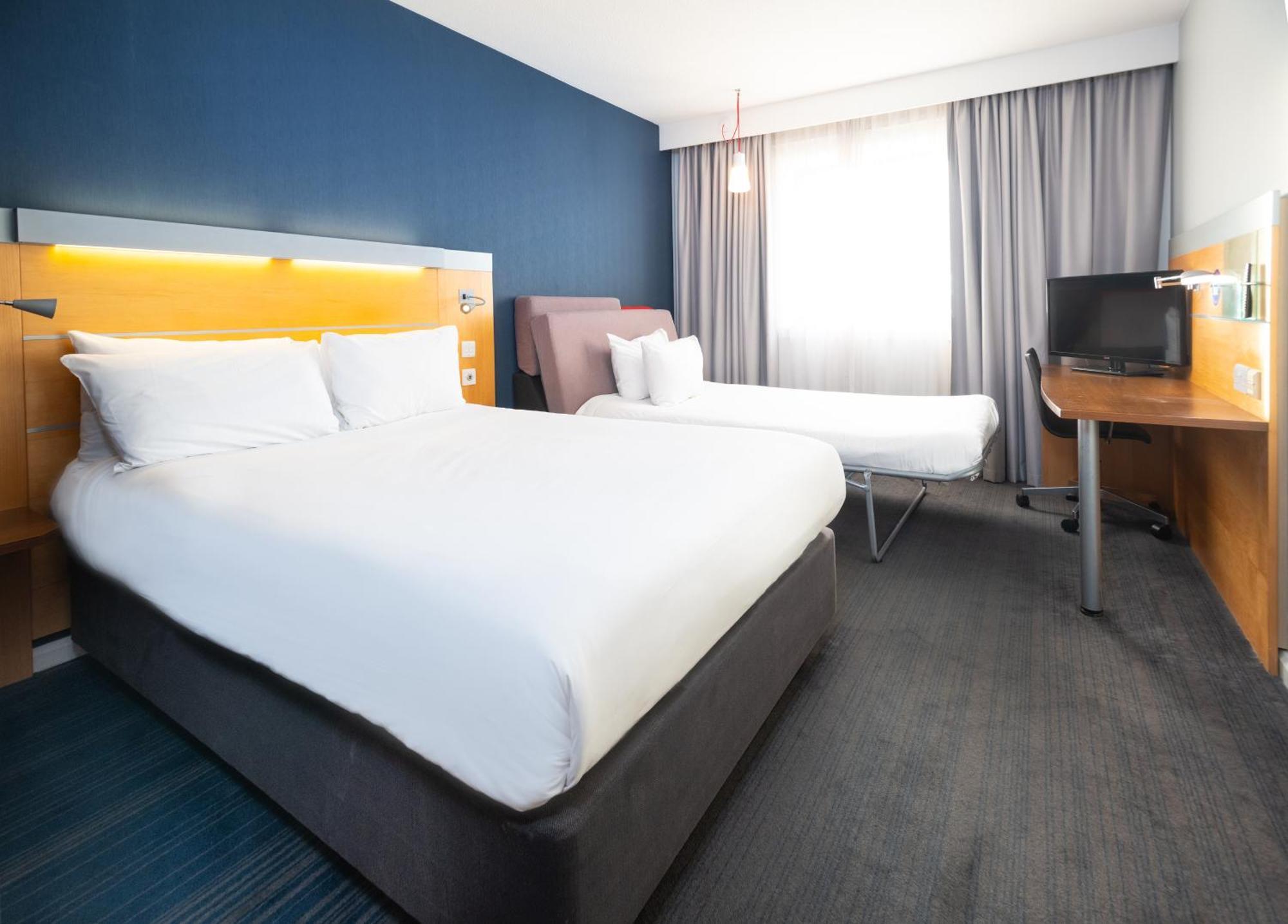 Holiday Inn Express Stevenage By Ihg Exterior photo
