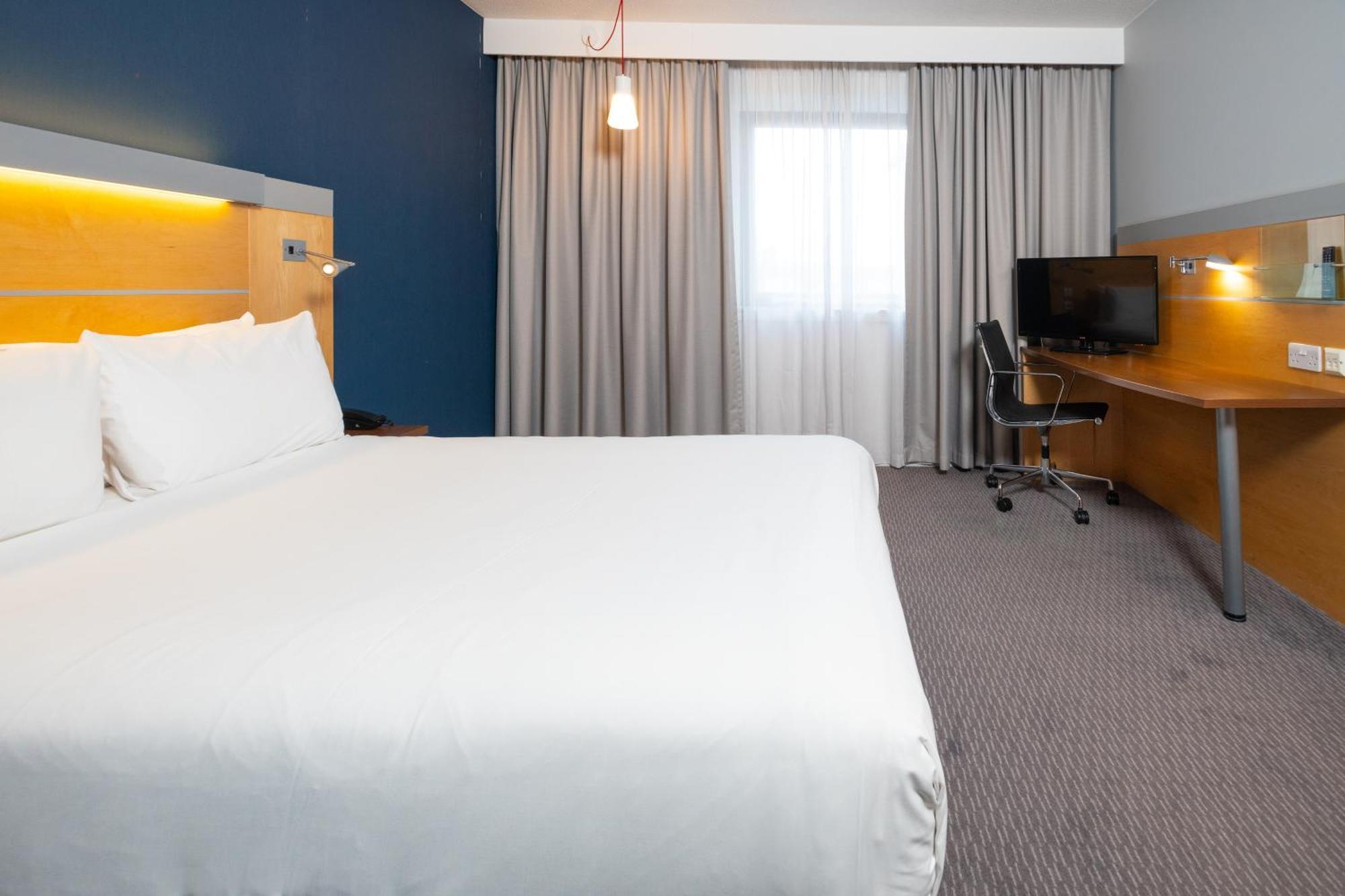 Holiday Inn Express Stevenage By Ihg Exterior photo