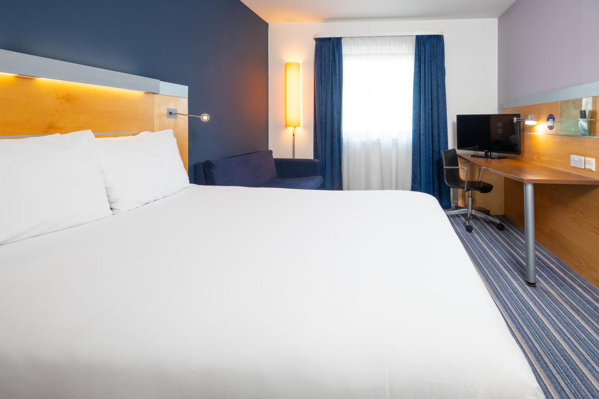 Holiday Inn Express Stevenage By Ihg Exterior photo