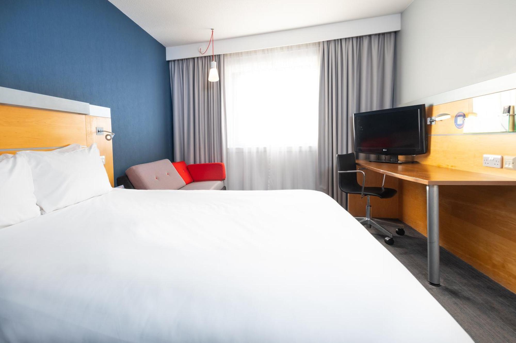 Holiday Inn Express Stevenage By Ihg Exterior photo