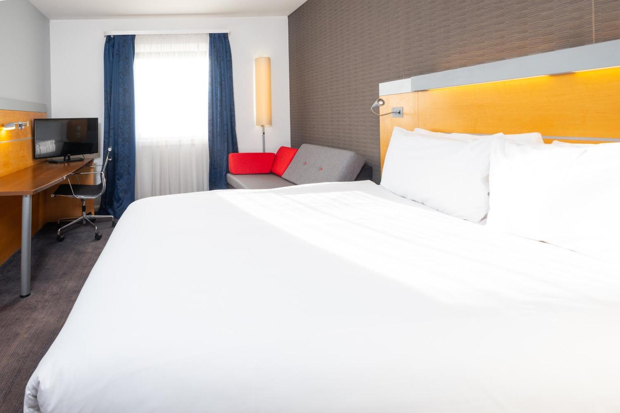 Holiday Inn Express Stevenage By Ihg Exterior photo