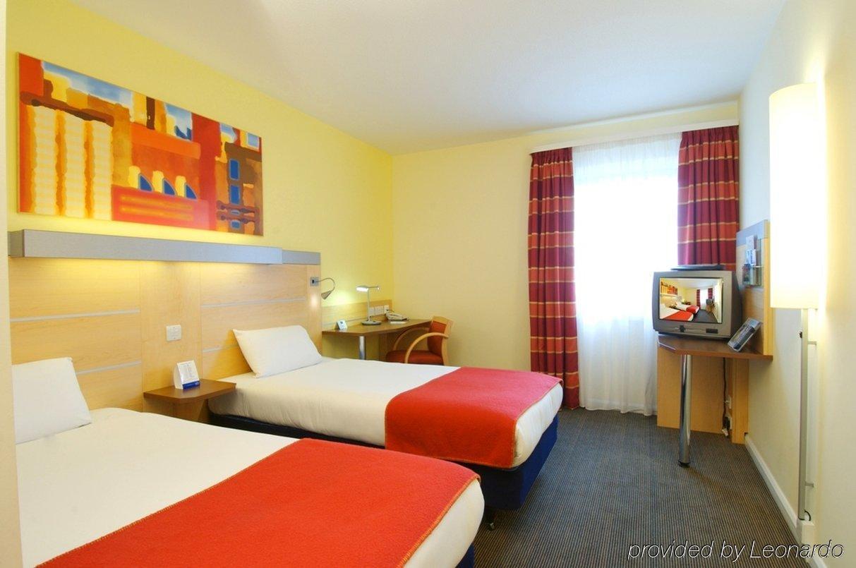 Holiday Inn Express Stevenage By Ihg Exterior photo