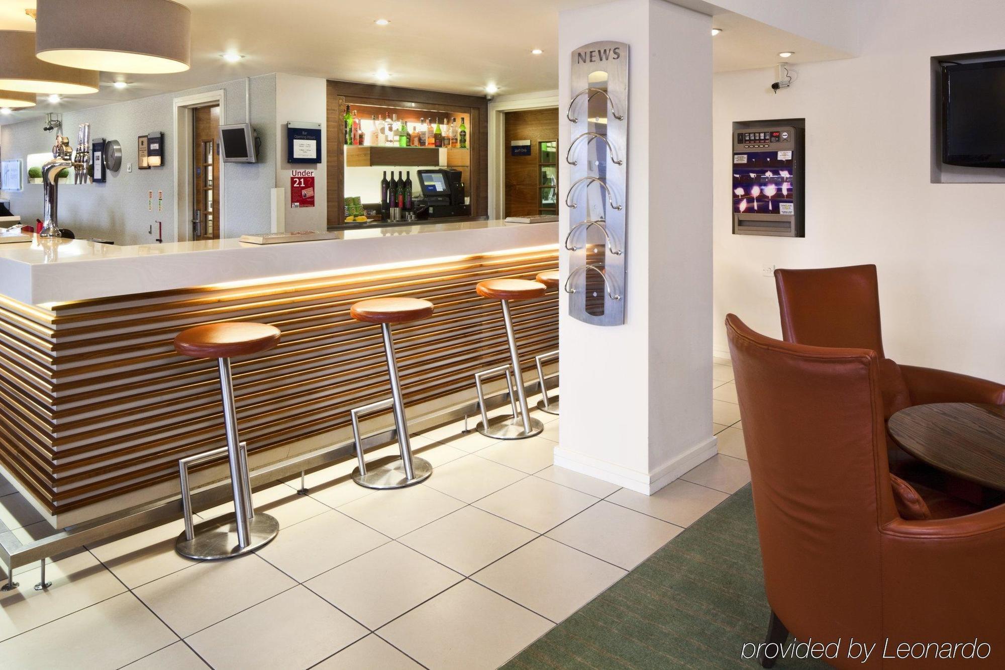 Holiday Inn Express Stevenage By Ihg Restaurant photo